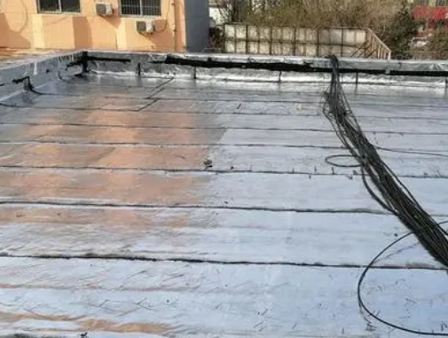 木兰卫生间漏水维修公司分享下木兰屋面楼顶防水刚性防水层施工要点。